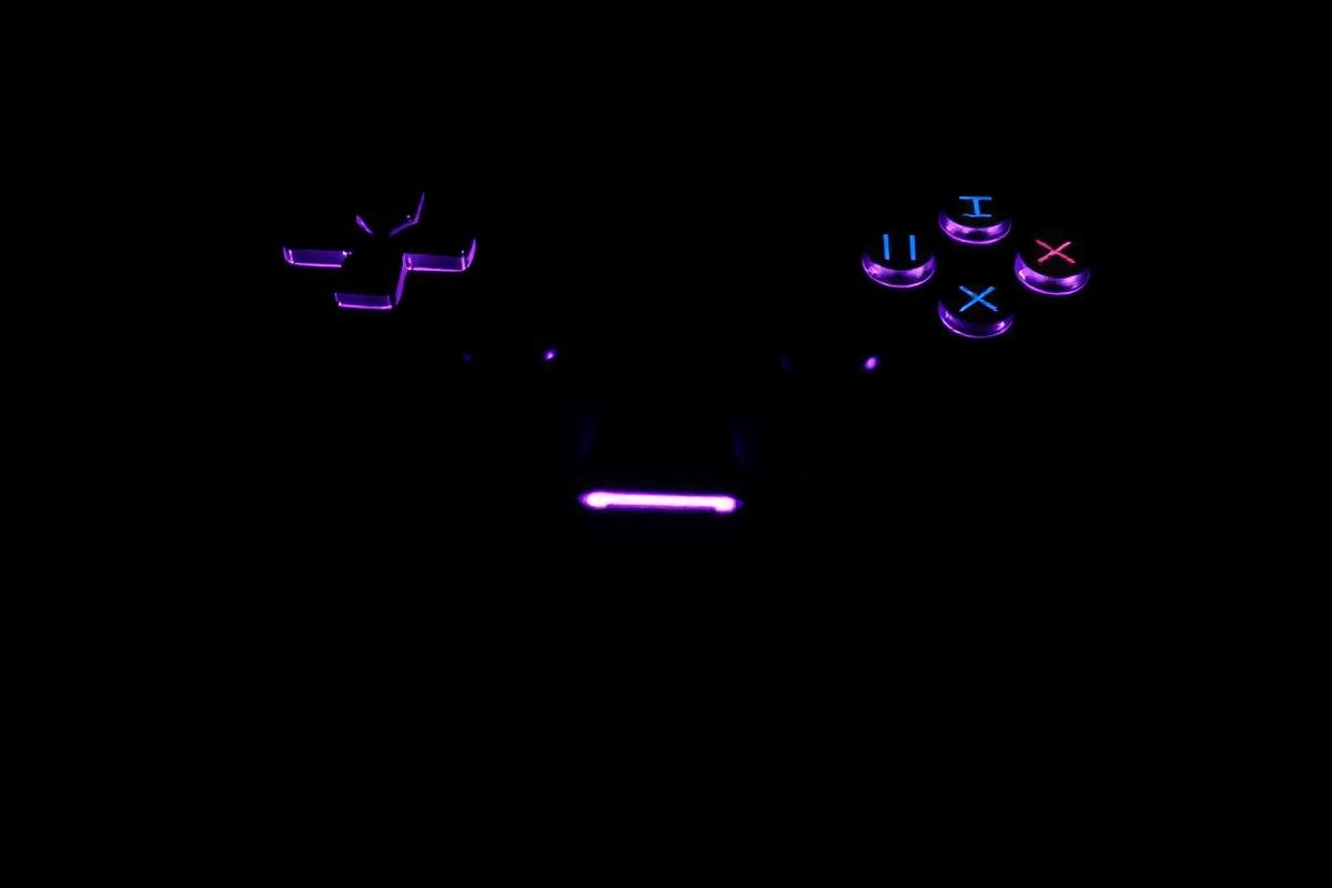 Controle de videogame com brilho neon